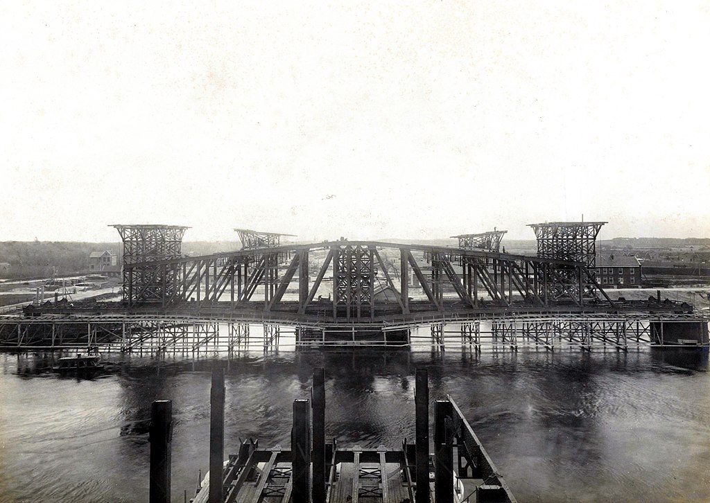 Draaibrug over het Noordzeekanaal te Velsen. Doorvaartwijdte 55 M. Voltooid in 1903. Draaibrug tijdens de opstelling